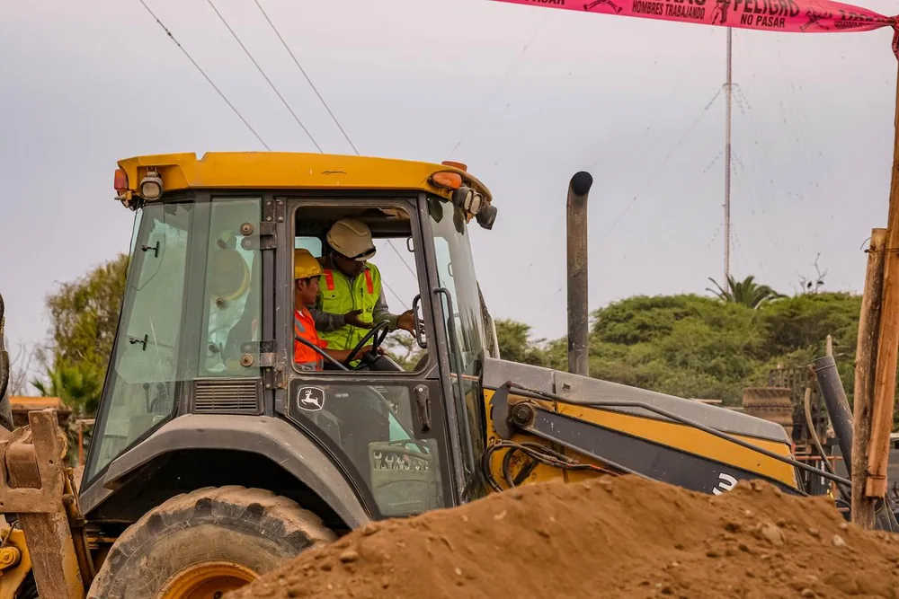 Capacitación práctica en campo con maquinaria pesada